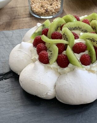 Pavlova framboise et kiwi