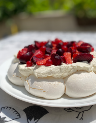 Pavlova fraise cerise groseille