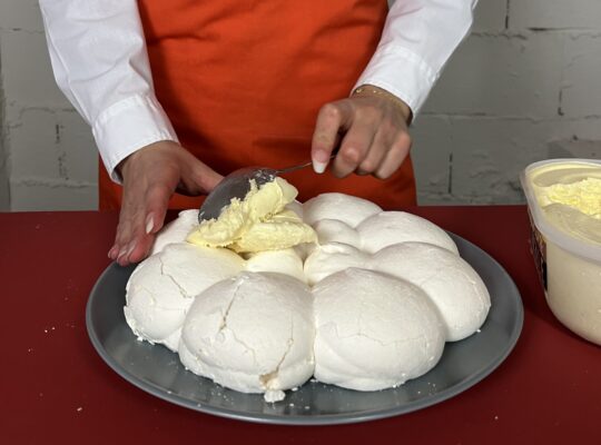 Ajoutez des boules de glace vanille sur le dessus.