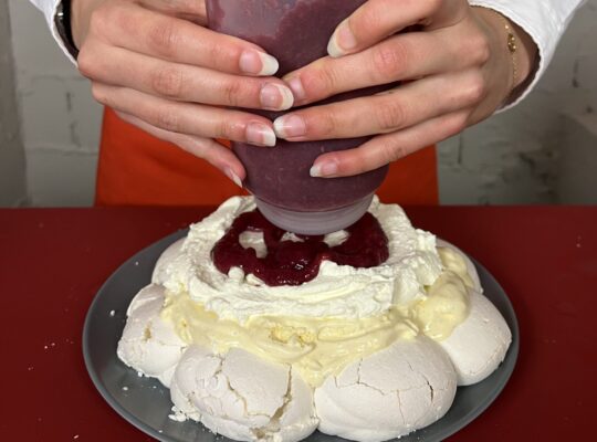 Ajoutez le coulis au-dessus de la crème chantilly
